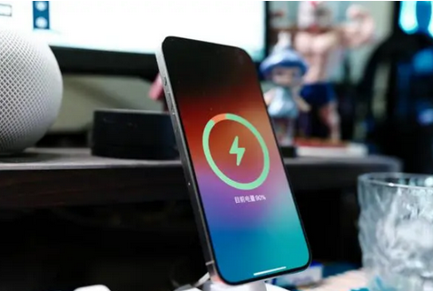 石碌镇苹果15换屏服务分享用什么充电器给iPhone15充电更好 